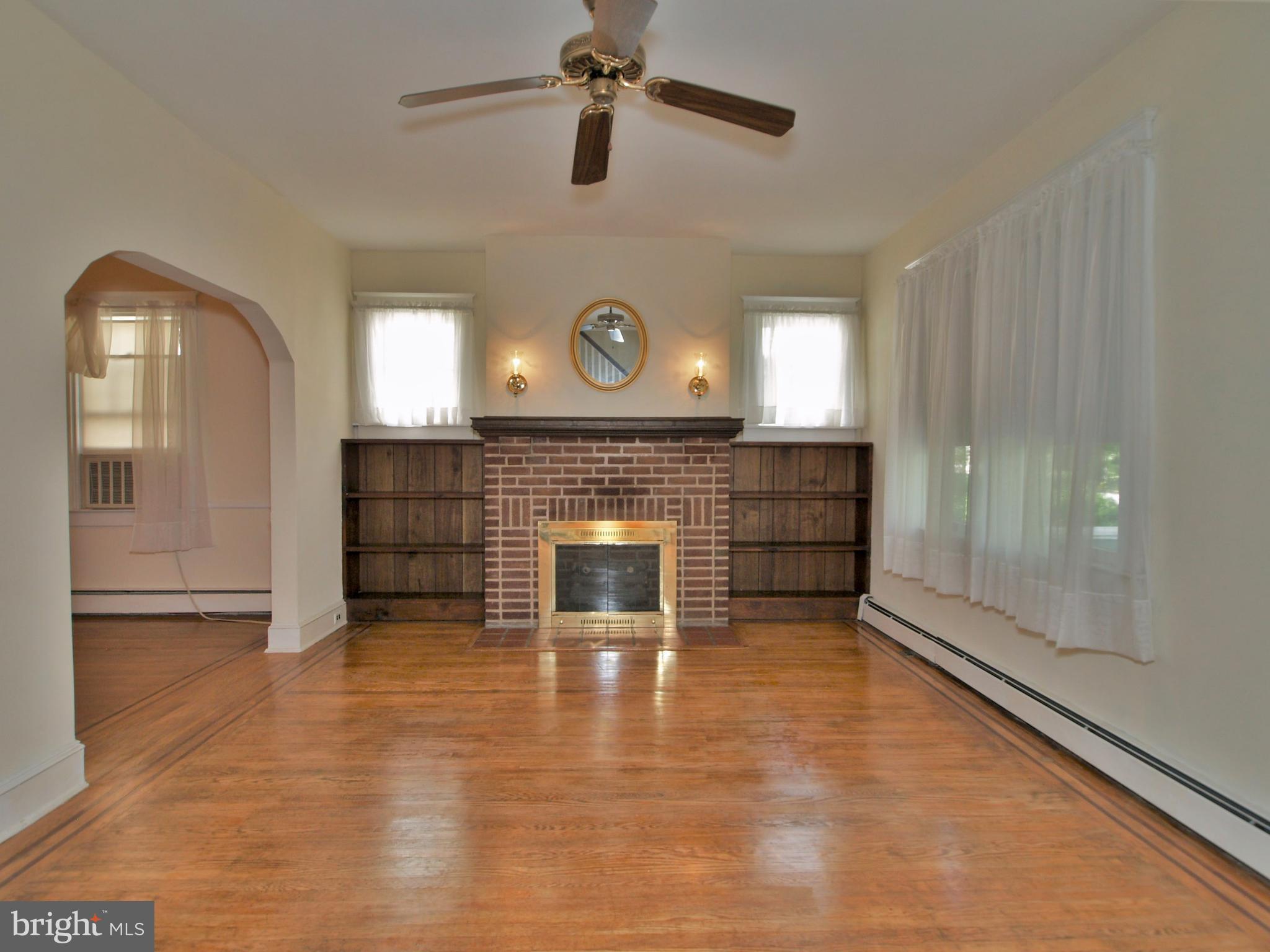 512 Westgate Road Baltimore, MD 21229 - Photo 13 of 23 Living Room