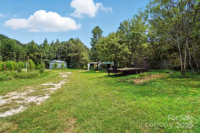 a view of a backyard