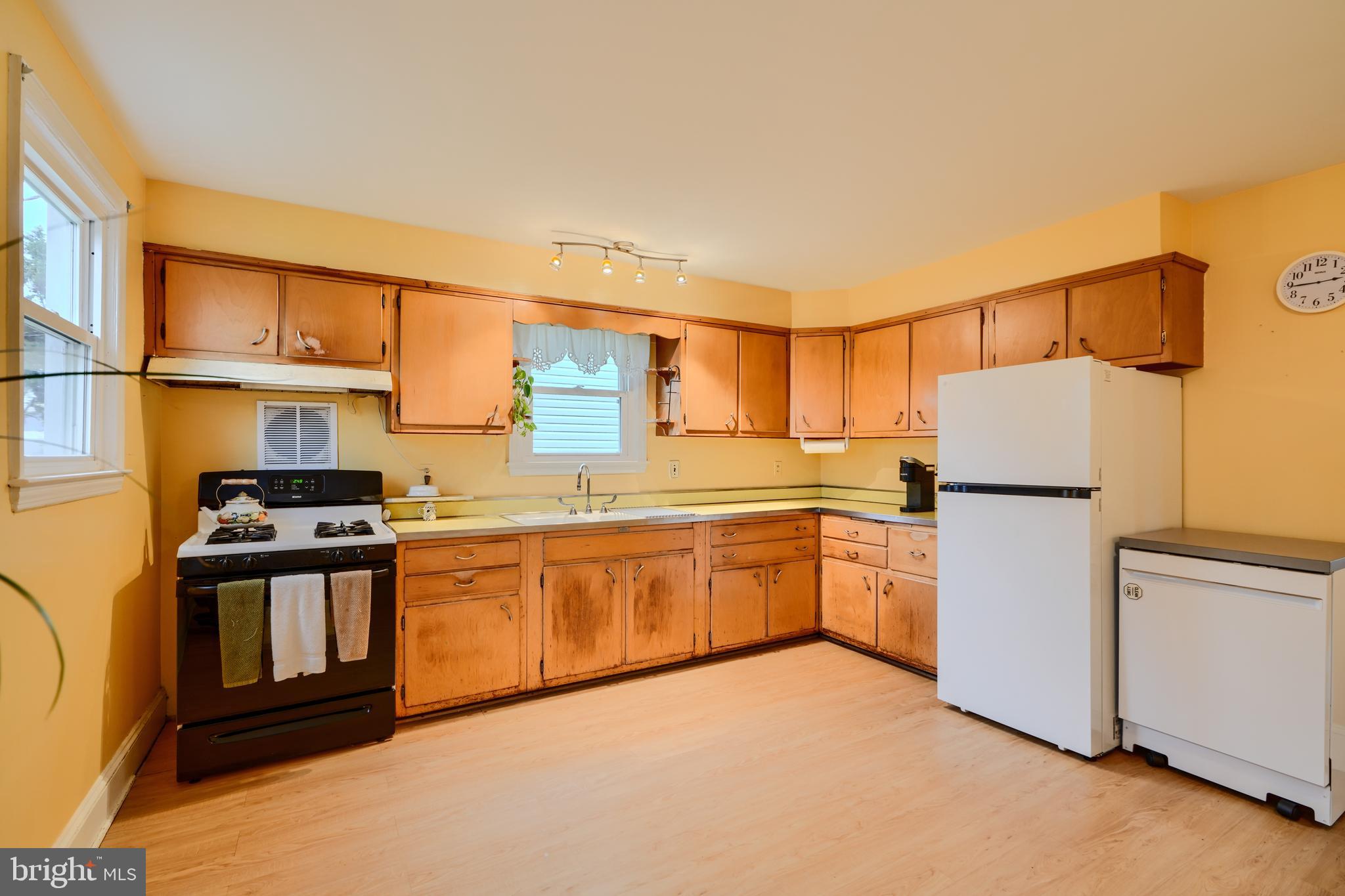 3119 White Way Road Baltimore, MD 21219 - Photo 9 of 41 a kitchen with granite countertop a sink stove and refrigerator