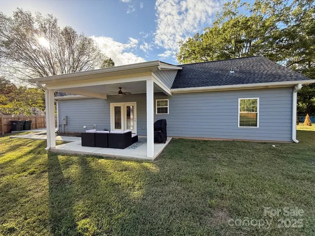 a view of a house with a yard
