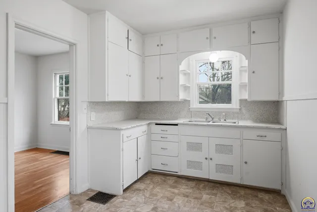 $99,500 | 2638 Southeast Virginia Avenue, Topeka, KS 66605