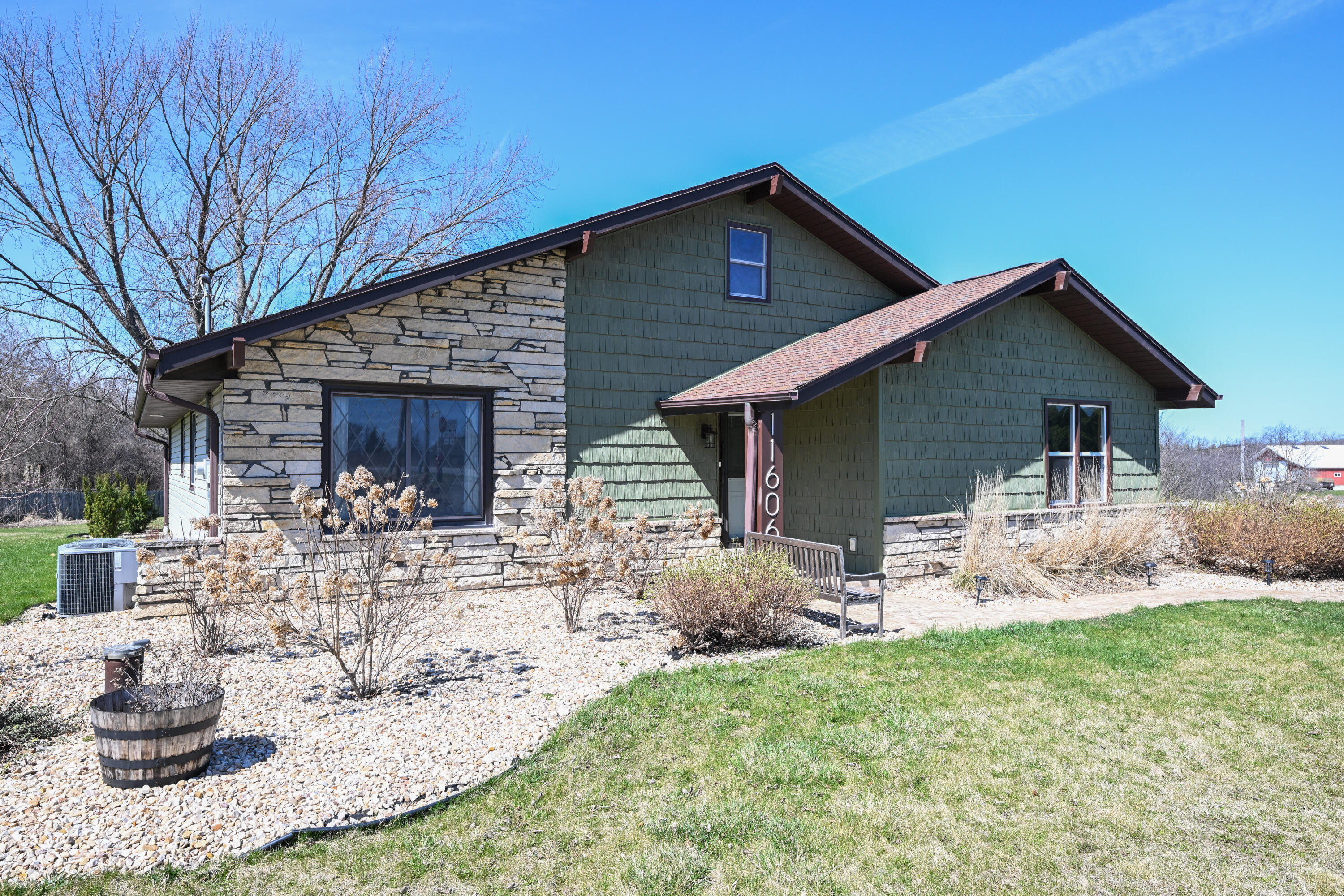 11606 West Ryan Road Franklin, WI 53132 - Photo 38 of 44 newer siding
