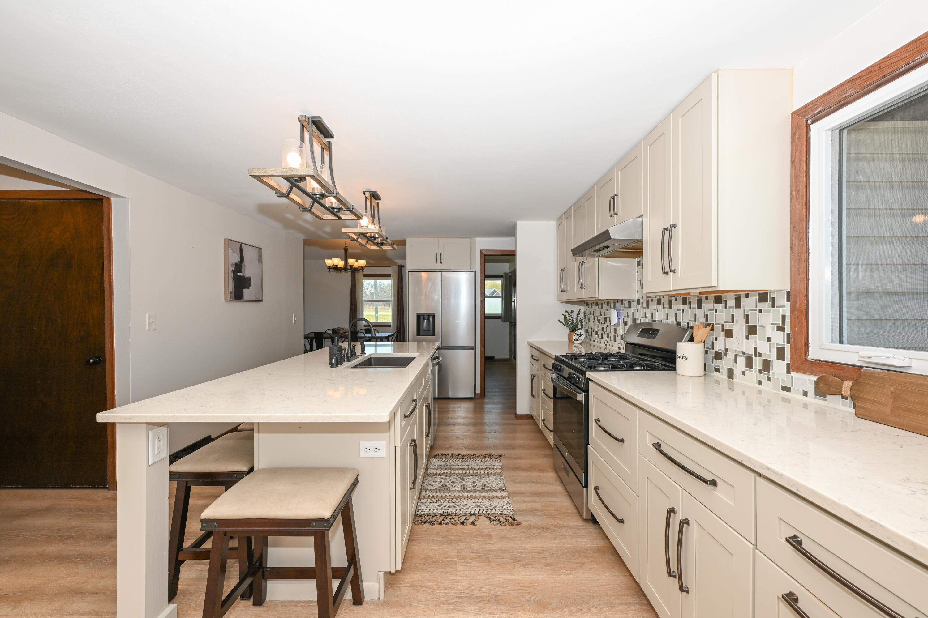 11606 West Ryan Road Franklin, WI 53132 - Photo 10 of 44 quartz countertops