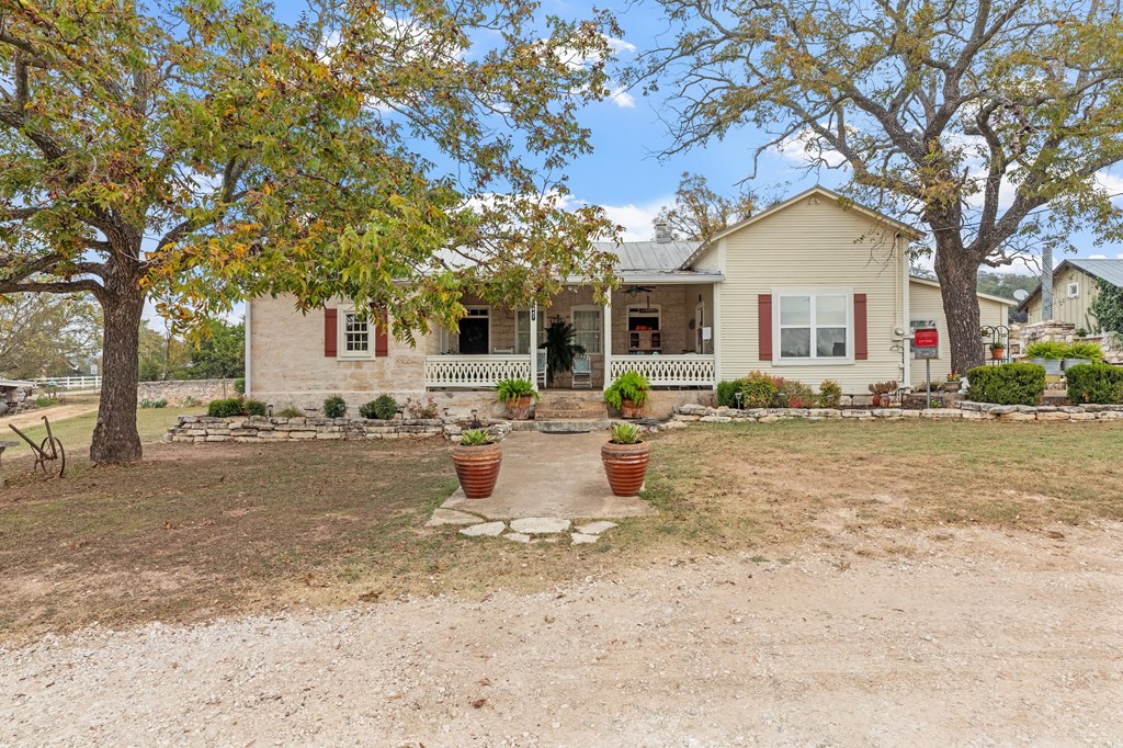1447 Royal Oaks Loop Fredericksburg, TX 78624 - Photo 2 of 98