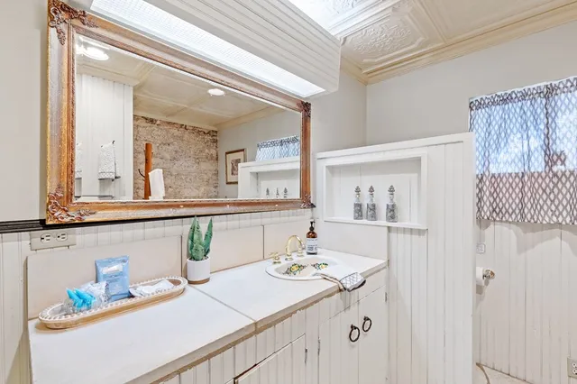 a view of a house with backyard