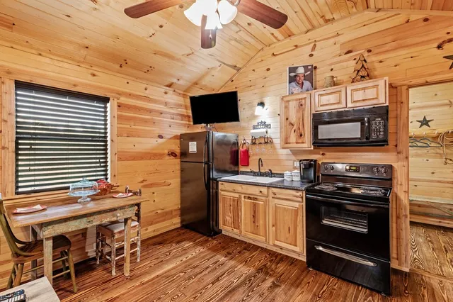 $1,420,000 | 1447 Royal Oaks Loop, Fredericksburg, TX 78624