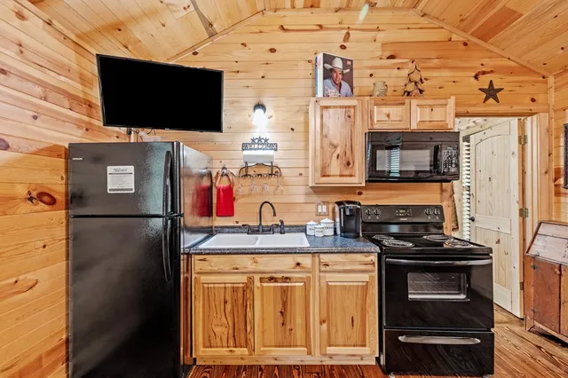 $1,420,000 | 1447 Royal Oaks Loop, Fredericksburg, TX 78624