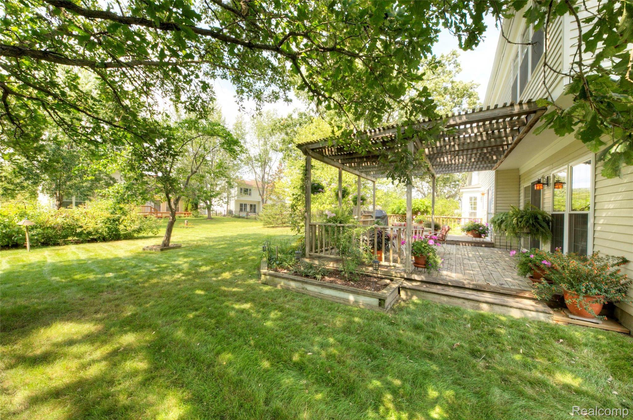 1035 Paddington Road Canton, MI 48187 - Photo 39 of 51 40. Deck