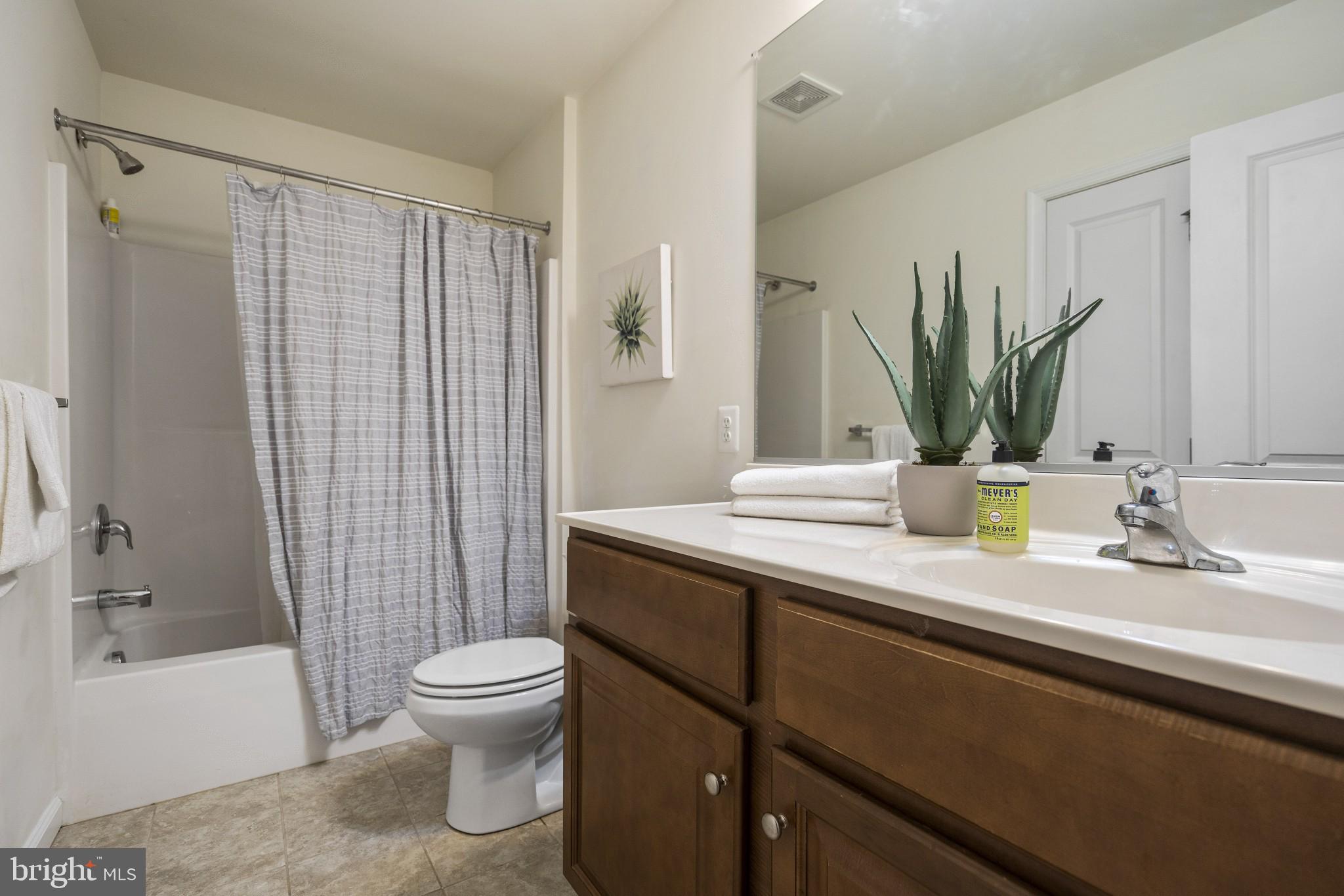 215 9th Avenue Baltimore, MD 21225 - Photo 22 of 34 upper level hall guest bath