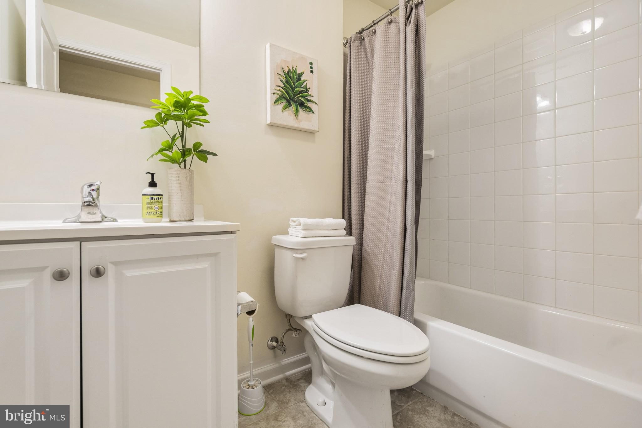 215 9th Avenue Baltimore, MD 21225 - Photo 30 of 34 full bath in lower level