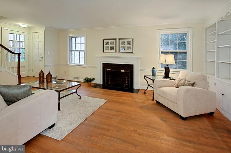 4477 Q Street Northwest Washington, DC 20007 - Photo 2 of 29 Living Room