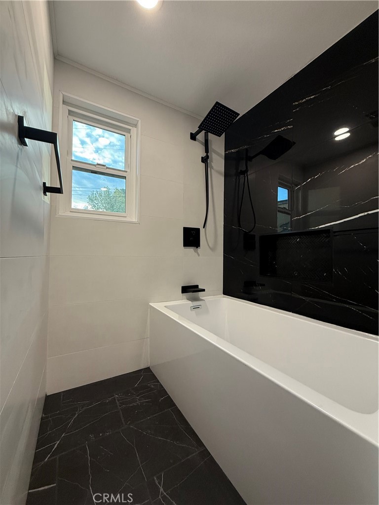 1410 Pleasant View Drive Redlands, CA 92374 - Photo 27 of 44 a bathroom with a bathtub and a sink