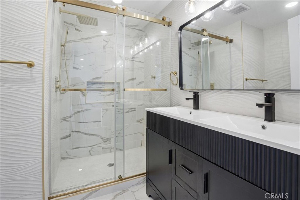 1410 Pleasant View Drive Redlands, CA 92374 - Photo 31 of 44 a bathroom with a shower sink and mirror