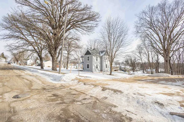 $279,900 | 94 County J, Benton, WI 53803