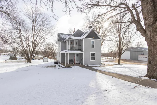 $289,900 | 94 County J, Benton, WI 53803
