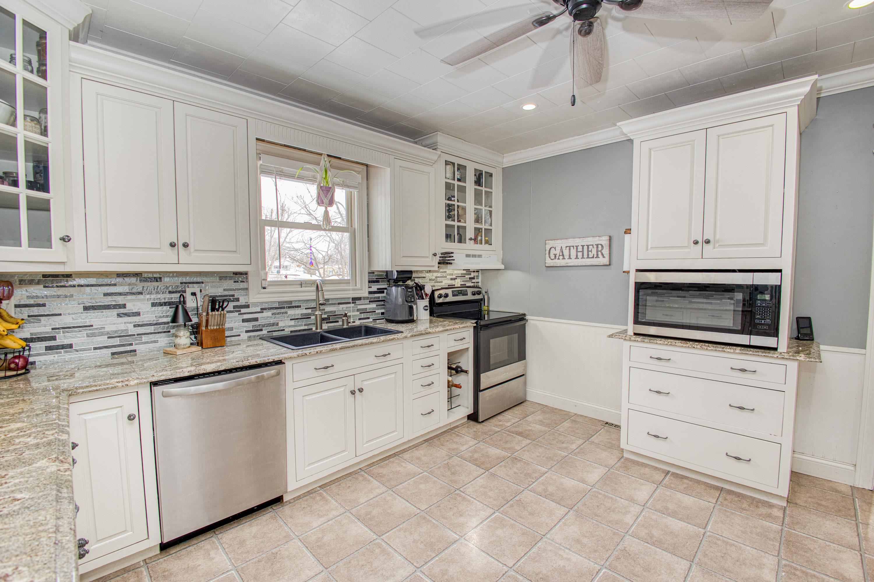 94 County J Benton, WI 53803 - Photo 7 of 33