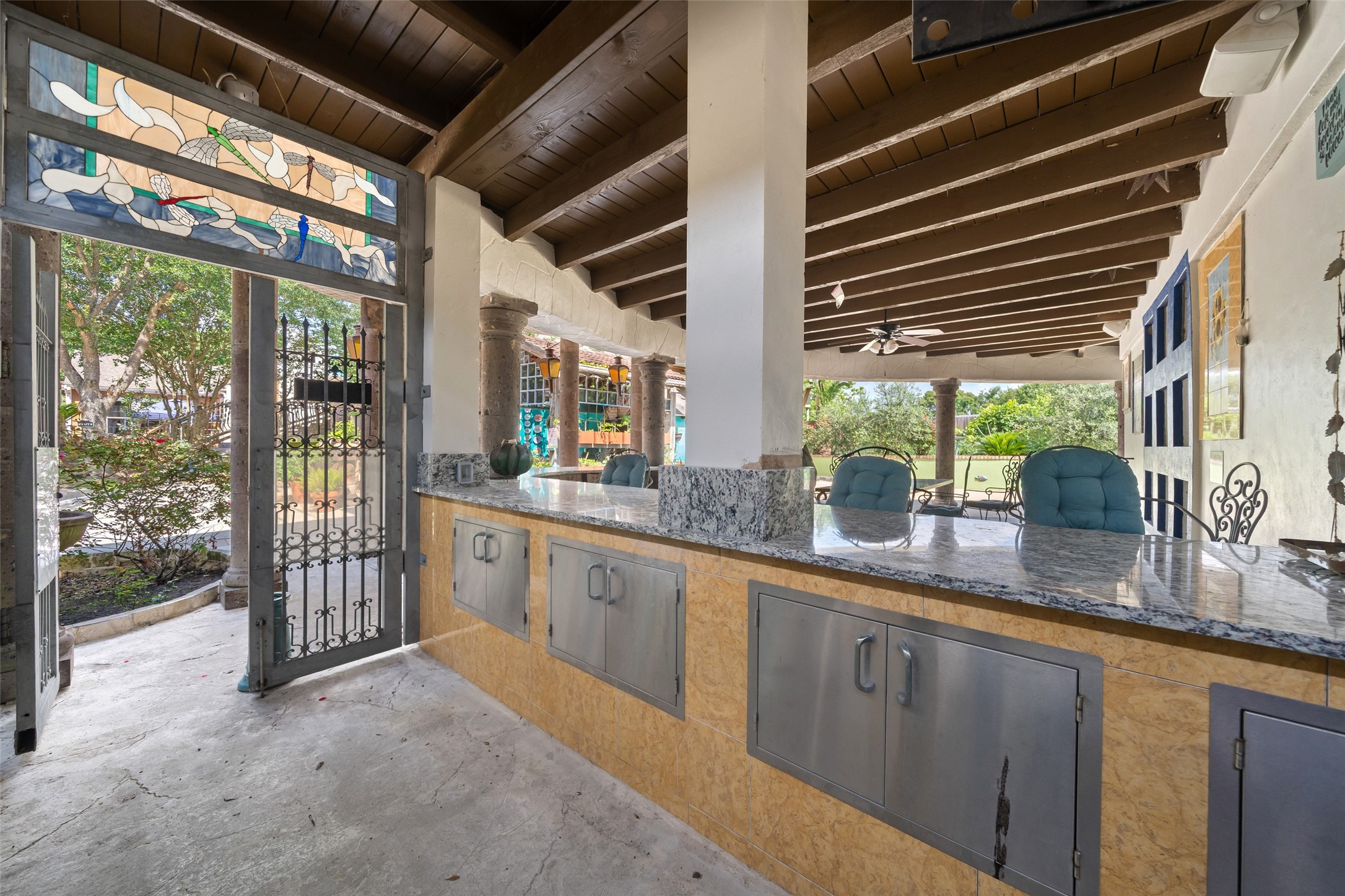 614 Pine Gully Road Seabrook, TX 77586 - Photo 4 of 49 a kitchen with counter top space