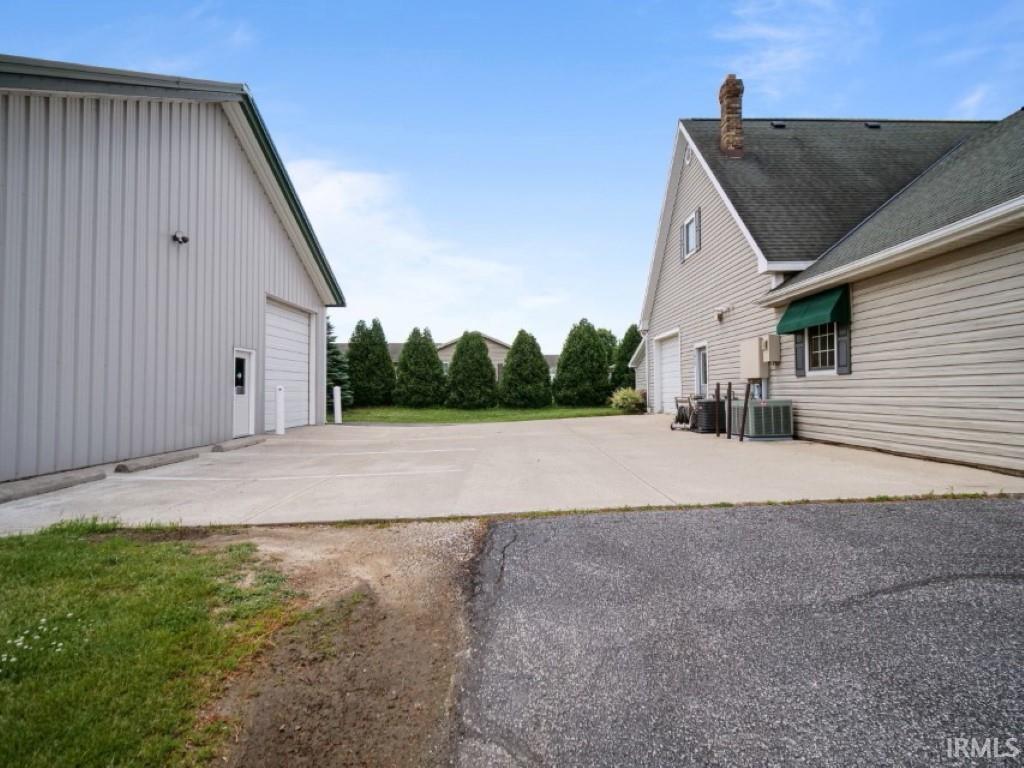 1611 Pheasant Run Huntertown, IN 46748 - Photo 4 of 36