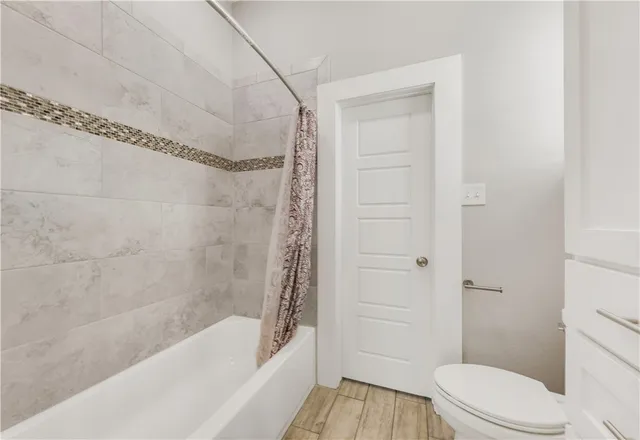 a en suite bathroom with a double vanity sink and mirror