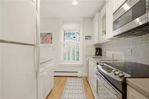 $3,000 | 158 Narragansett Avenue, Unit I, Newport, RI 02840