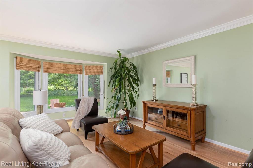 440 Lake Forest Road Rochester Hills, MI 48309 - Photo 5 of 32