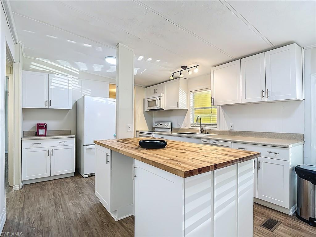 9 Moorhead Manor, Unit 9 Naples, FL 34112 - Photo 3 of 15