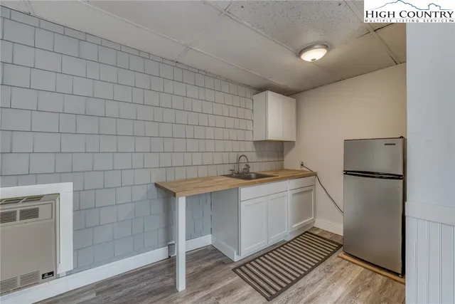 a picture of a bench in a building