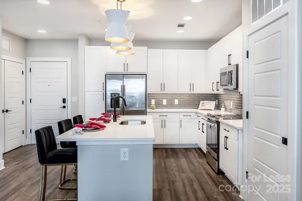$2,551 | 101 West Morehead Street, Unit B1, Charlotte, NC 28202