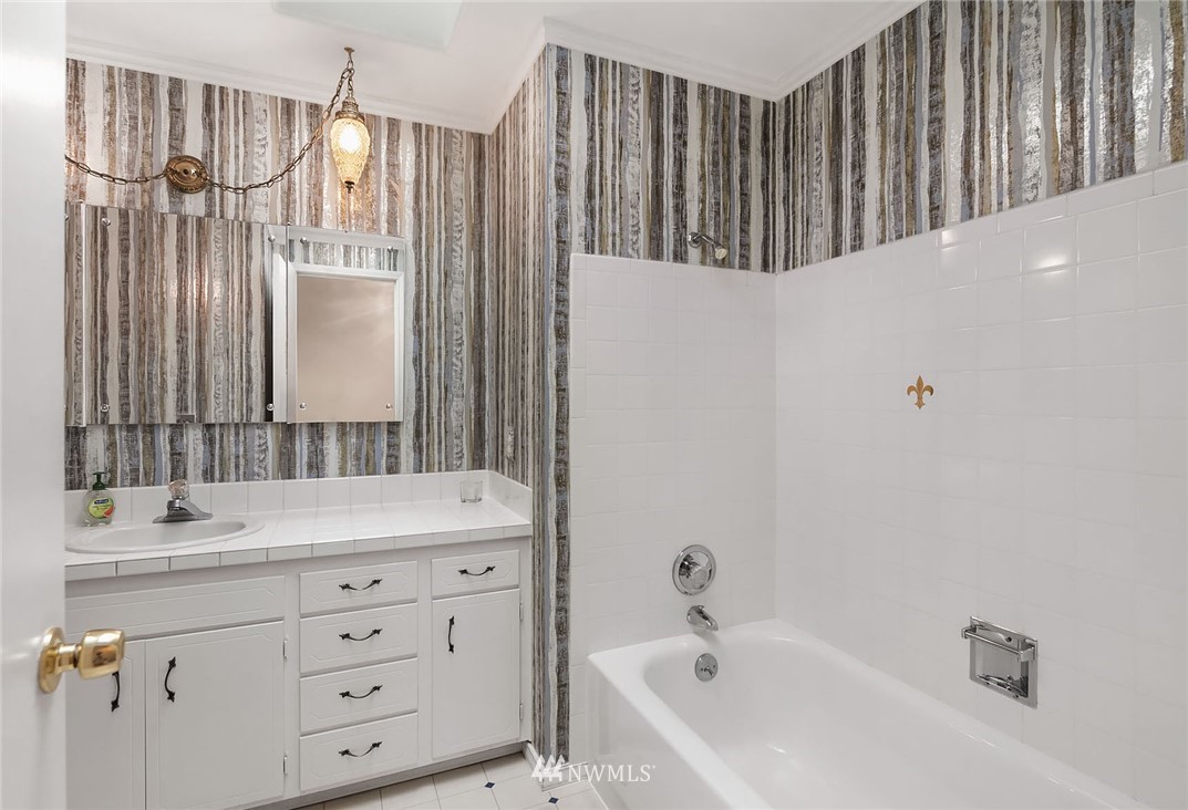 8714 Talbot Road Edmonds, WA 98026 - Photo 19 of 25