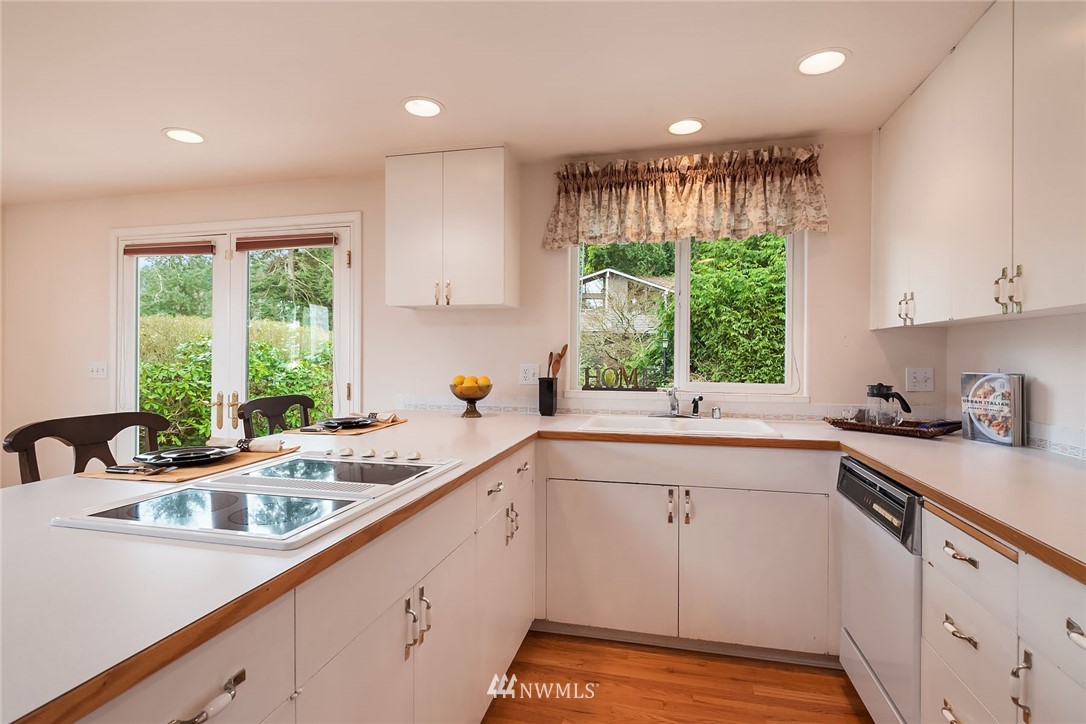 8714 Talbot Road Edmonds, WA 98026 - Photo 7 of 25
