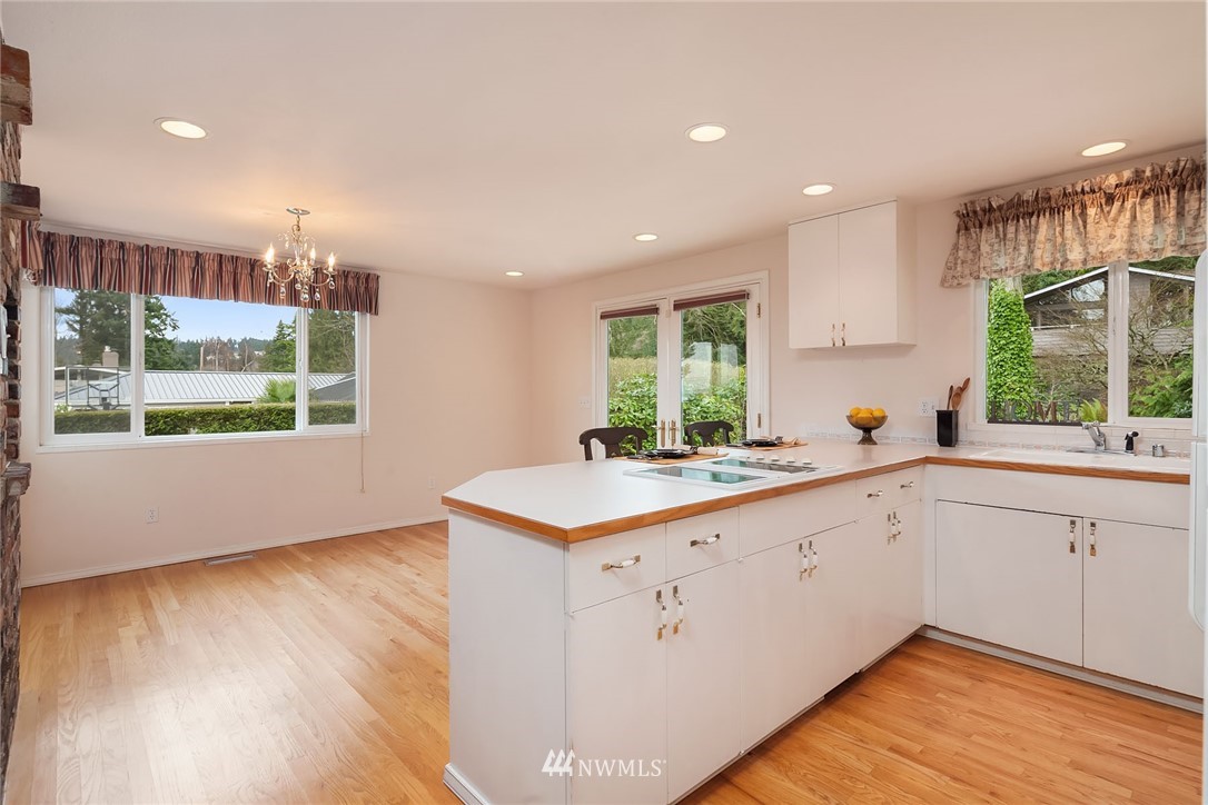 8714 Talbot Road Edmonds, WA 98026 - Photo 8 of 25