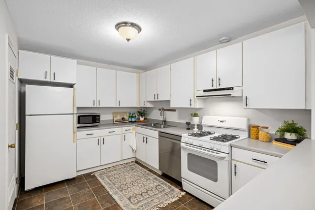 $149,000 | 8944 Neill Lake Road, Unit 142B, Eden Prairie, MN 55347