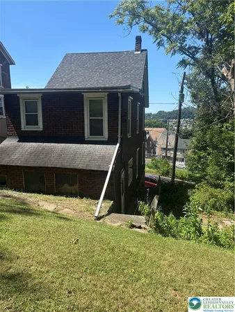 a view of a house with a yard