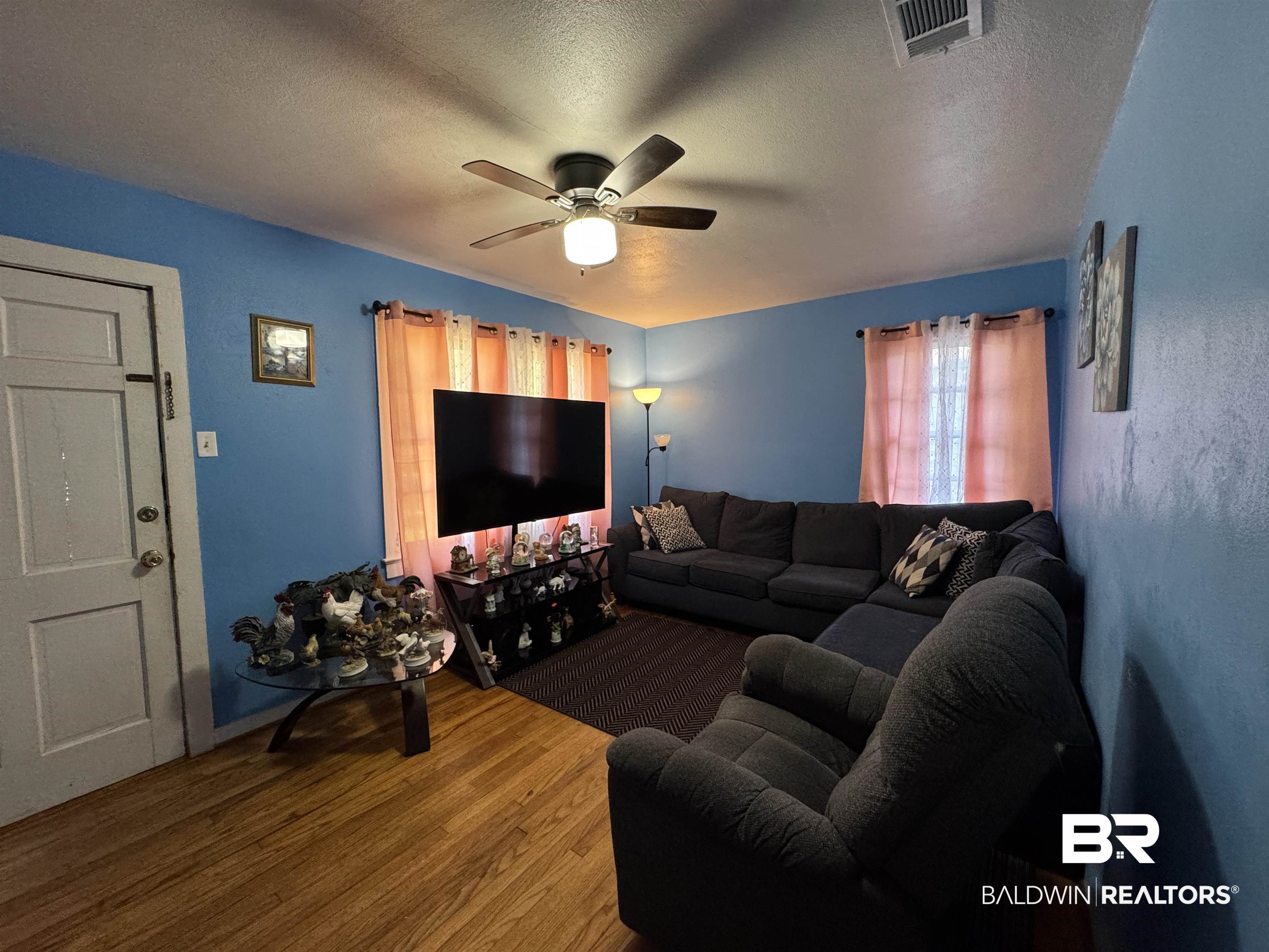 105 11th Avenue Mobile, AL 36611 - Photo 3 of 12 Living Room