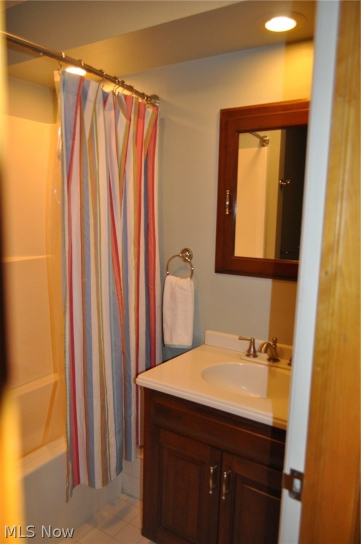 3060 Dresden Road Zanesville, OH 43701 - Photo 18 of 34 Guest hall bath