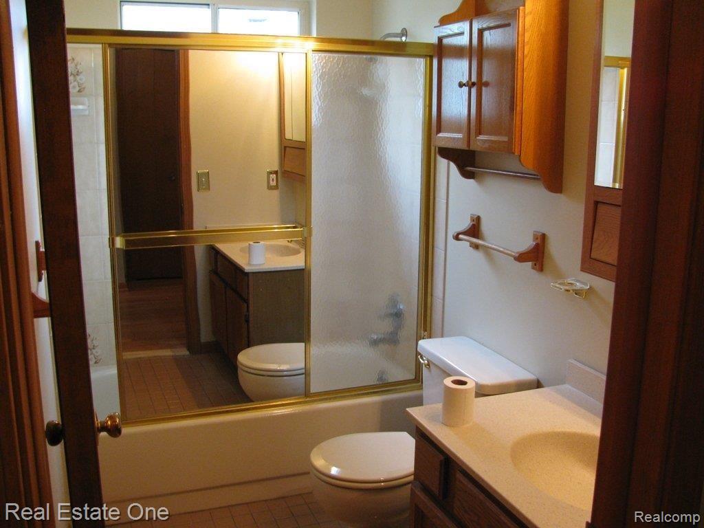 3125 Eastern Avenue Rochester, MI 48307 - Photo 15 of 22 Bathroom