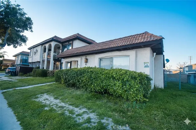 a house that is sitting in the grass