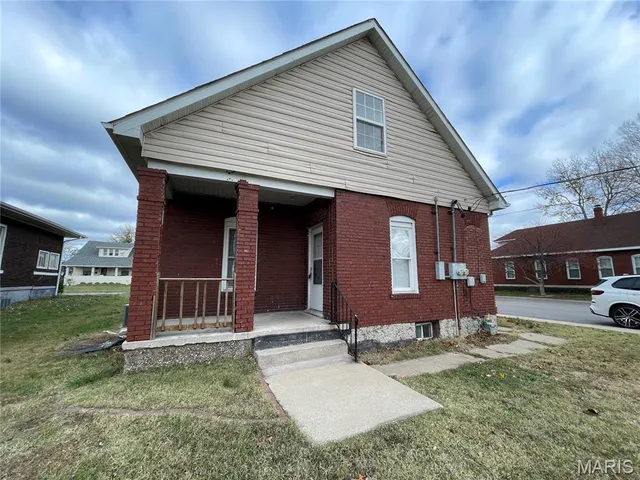 $1,050 | 452 East Ferguson Avenue, Unit A, Wood River, IL 62095
