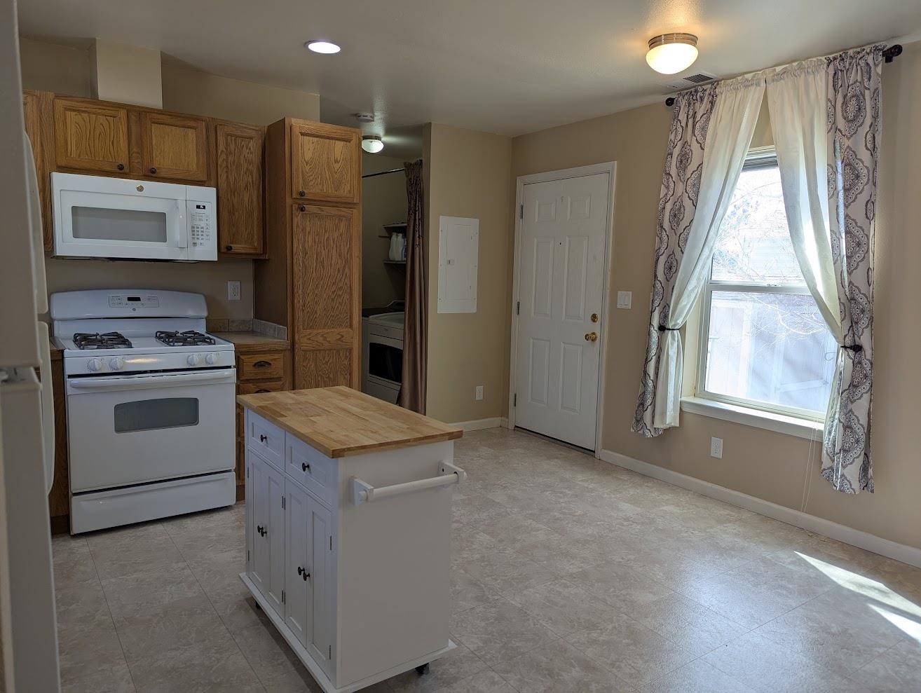 435 32 Road, Unit 907 Clifton, CO 81520 - Photo 4 of 24 a kitchen with a stove a refrigerator and a sink