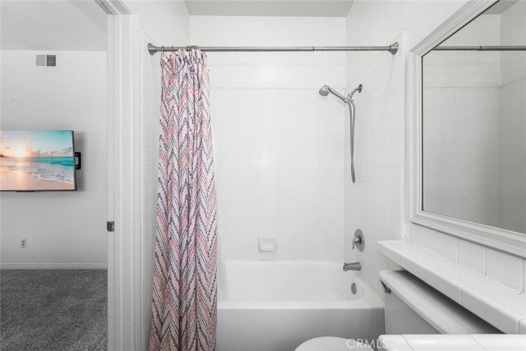 1516 Pacific Coast Highway, Unit 101 Huntington Beach, CA 92648 - Photo 33 of 58 Shower/tub combo