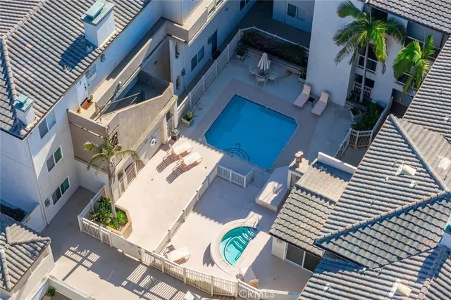 $1,065,000 | 1516 Pacific Coast Highway, Unit 101, Huntington Beach, CA 92648