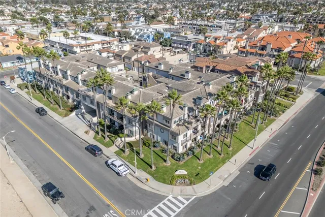 $1,065,000 | 1516 Pacific Coast Highway, Unit 101, Huntington Beach, CA 92648