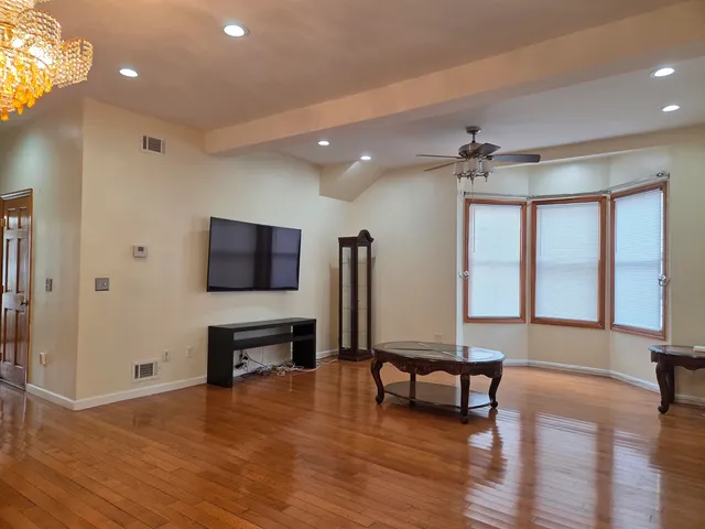 $4,200 | 561 Ave East, Bayonne, NJ 07002