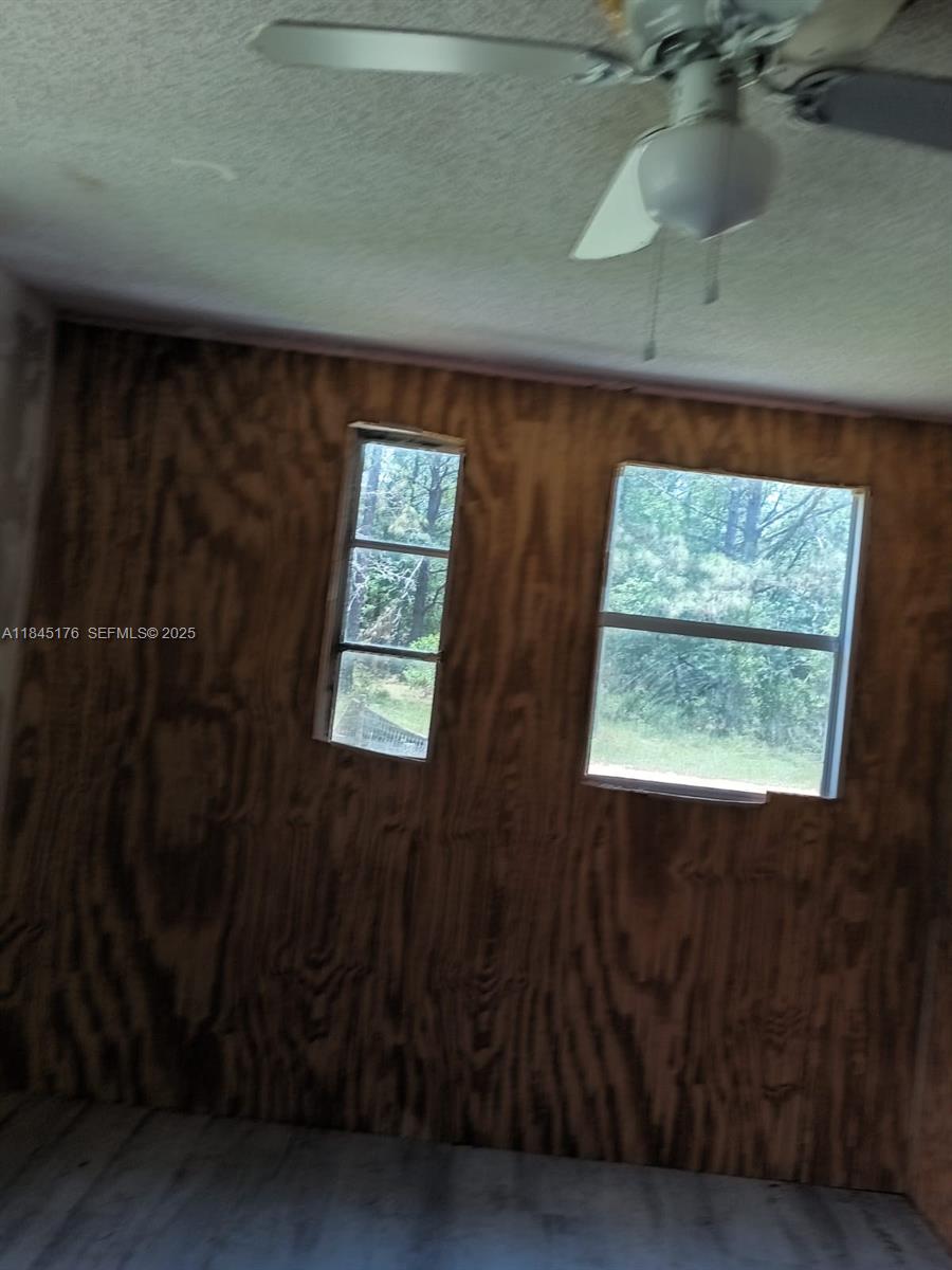 147 2nd Way Interlachen, FL 32148 - Photo 11 of 28 a bathroom with a window