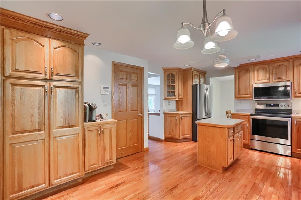 217 Baintree Road Moon Township, PA 15108 - Photo 3 of 34 Gallery Image 3