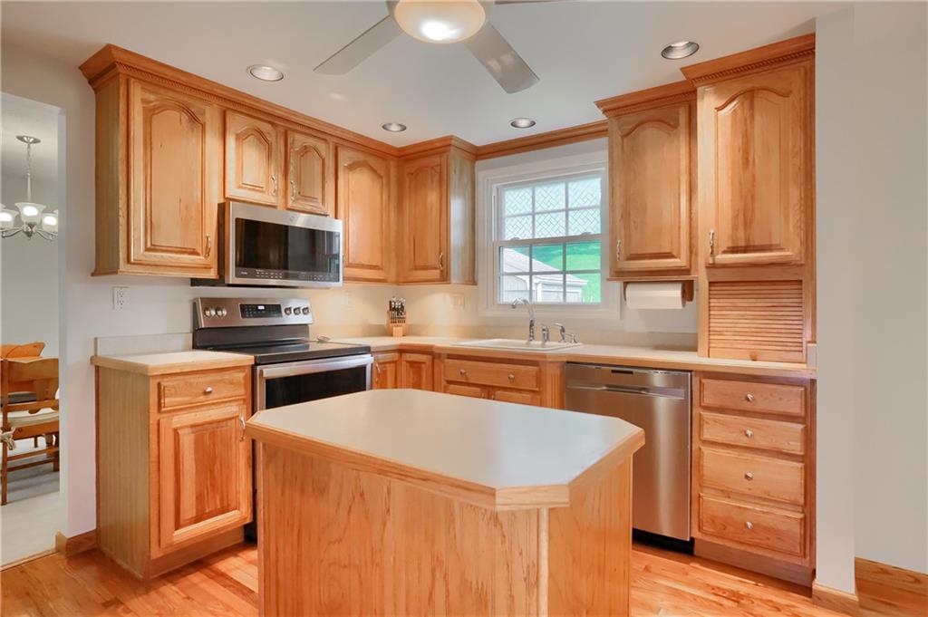 217 Baintree Road Moon Township, PA 15108 - Photo 9 of 34 Gallery Image 9
