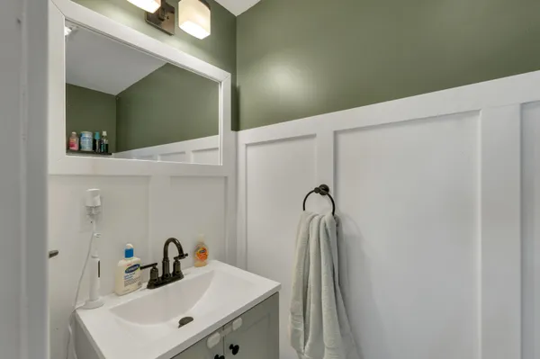 $565,000 | 479 Lake Avenue, Manchester, NH 03103