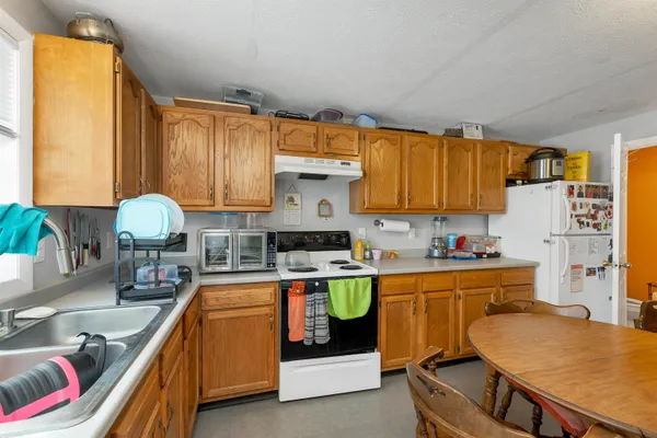 $565,000 | 479 Lake Avenue, Manchester, NH 03103