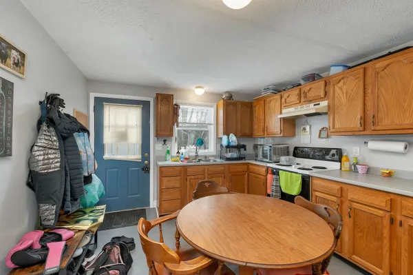 $565,000 | 479 Lake Avenue, Manchester, NH 03103