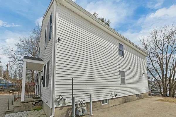 $565,000 | 479 Lake Avenue, Manchester, NH 03103